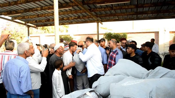 محافظ مطروح يقدم هدية السيسى لأهالى قرى البنجر بالحمام