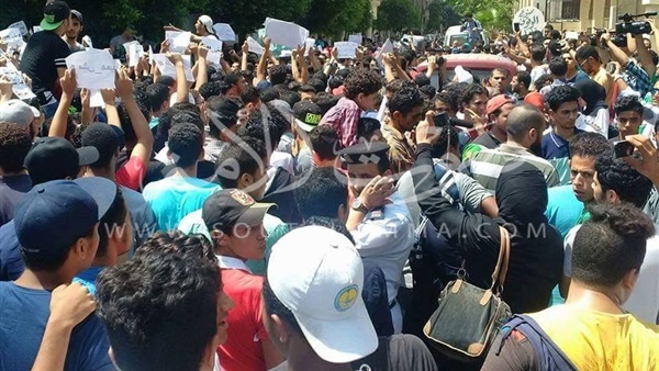 بالصور.. مظاهرة طلابية امام مبنى محافظة السويس لإقالة وزير التعليم