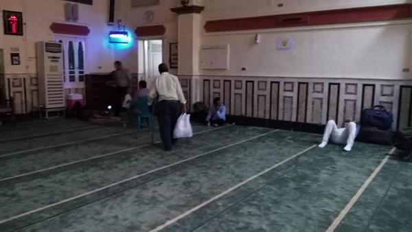 بالصور.. الصائمون يفترشون مسجد مصطفى محمود بالجيزة