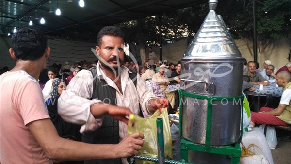 بالصور..بدء إعداد العصائر استعدادا للافطار بمسجد مصطفى محمود
