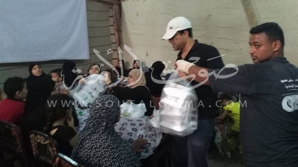 بالصور.. الأطفال والشباب يجهزون موائد الرحمن بمسجد مصطفى محمود