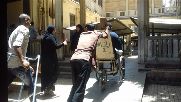 بالصور.. الإهمال يضرب «قصر العيني»..تكدس أمام العيادات..القاء المرضي على الأرض ..الأهالى يفترشون طرقات المستشفى..الساحة الخارجية مرتع للحيوانات..والفوضى شعار العاملين