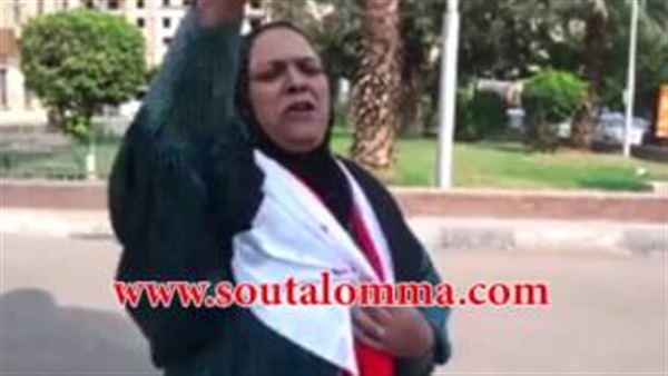 بالفيديو.. سيدة ترتدي علم مصر أثناء التصويت: «إحنا حطينا الأساس»