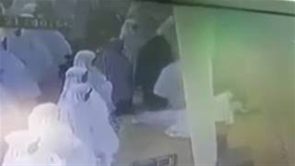 بالفيديو.. لحظة وفاة سيدة أثناء صلاتها داخل مسجد