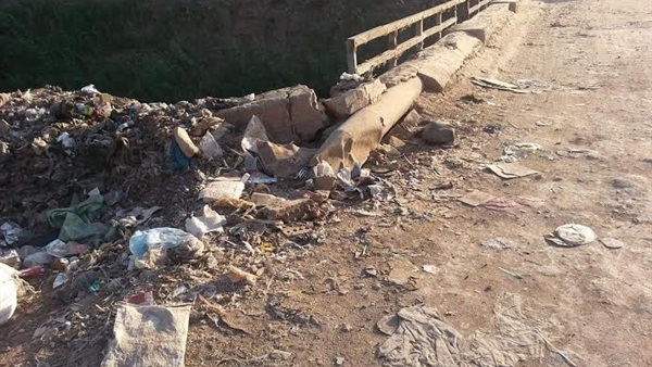 بالصور..انهيار جزئي بكوبرى قرية كفر العرب ببنها