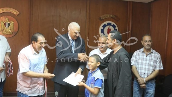 بالصور.. محافظ السويس يكرم 42 طالب من ذوي الاحتياجات الخاصة