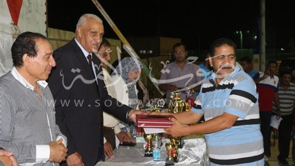 بالصور.. محافظ السويس يشارك فى ختام الدورة الرمضانية بقرية عامر