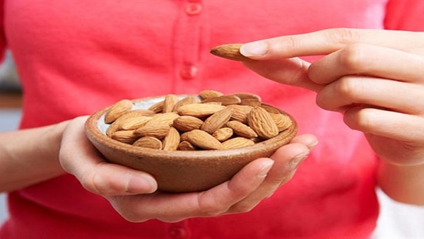 تناول المكسرات يقي النساء من سرطان القولون