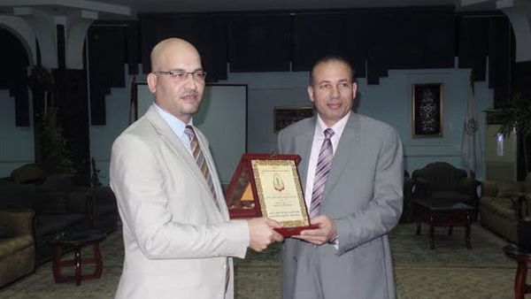 بالصور.. رئيس جامعة المنصورة يشارك الطلاب الوافدين افطار جماعى