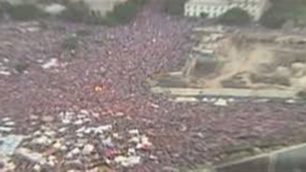 توافد المواطنين على ميدان التحرير للاحتفال بالذكرى الثالثة لثورة 30 يونيو