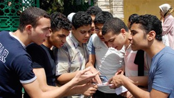 بالفيديو.طلاب ثانوية عامة يودعون المراجعة النهائية على الأغانى الشعبية 