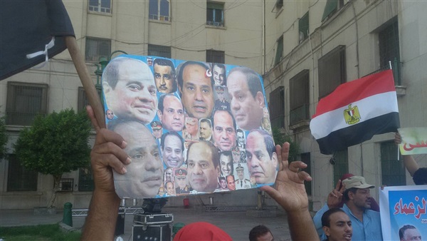 بالصور.. العشرات يحتفلون بذكرى «30 يونيو» في ميدان التحرير 