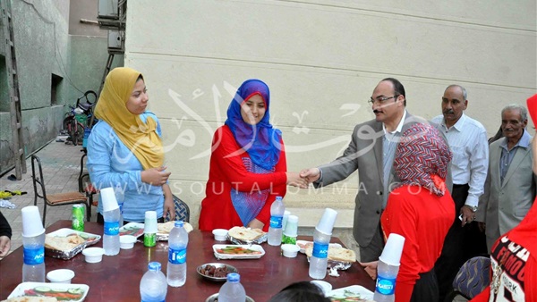 بالصور..محافظ القليوبية يتناول الإفطار بين أطفال مؤسسة رعاية الأيتام ببنها