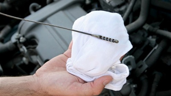 متى يجب فحص زيت محرك السيارة؟