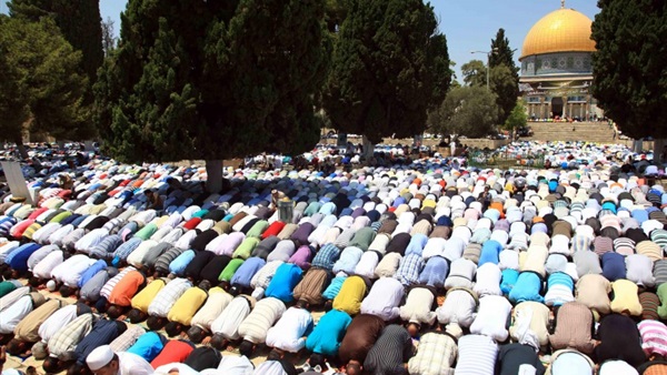 280 ألف فلسطيني أدوا صلاة الجمعة الأخيرة من رمضان في الأقصى