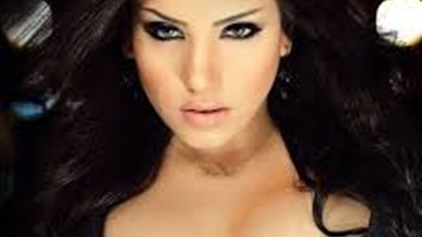 بالصورة.. مروة نصر تصنع الكعك احتفالًا بالعيد