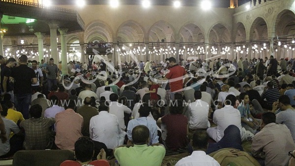 بالصور.. احتفال الصائمون بليلة القدر في مسجد عمرو بن العاص