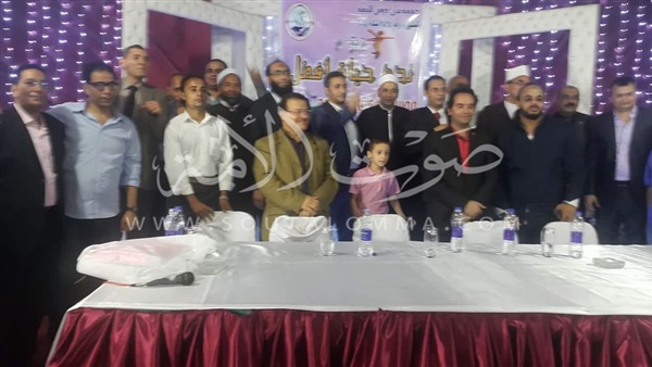 بالفيديو والصور.. تحت شعار «إيد واحدة».. قساوسة المنيا يوزعون ملابس عيد الفطر على 200 أسرة من المسلمين.. «ميخائيل»: نظهر للعالم صورة مصر الجمالية والحقيقية.. والأوقاف: مبادرة عظيمة 