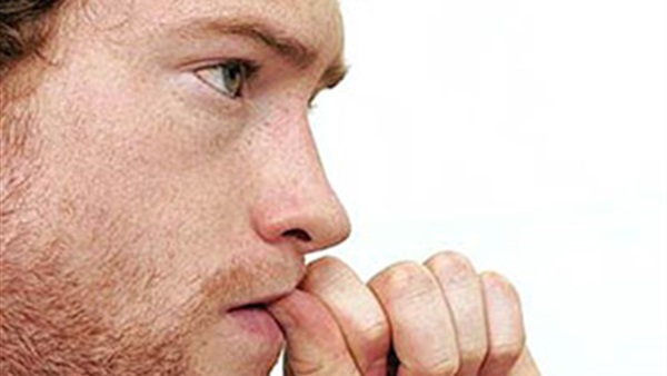 تغريم سائق في إسبانيا لقضمه أظفاره أثناء القيادة