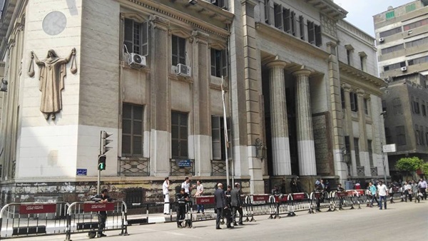بالصور..تكثيفات أمنية أمام محكمة عابدين قبل محاكمة «قلاش»