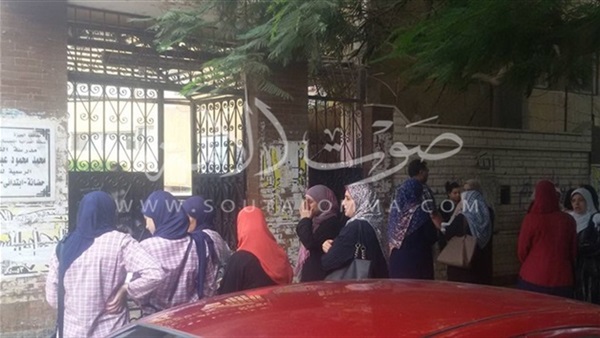 ملامح الساعات الأولي لإمتحان الديناميكا «كلاكيت تاني مرة».. «بالغش اتجمعنا» تواصل مسلسل تسريب ورقة الأسئلة.. هدوء تام داخل محيط لجان الهرم.. و«التعليم» تنفي صحة التسريبات حفظًًا لماء الوجه