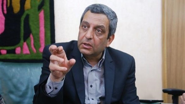 قاضي نقيب الصحفيين يقوم بتفريغ الأسطوانات 