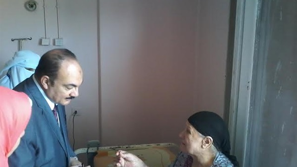 محافظ القليوبية يهدى مريضة كرسى متحرك أثناء زيارته لمستشفى بنها