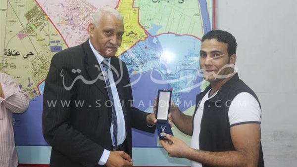محافظ السويس يكرم الأمين علاء جميل