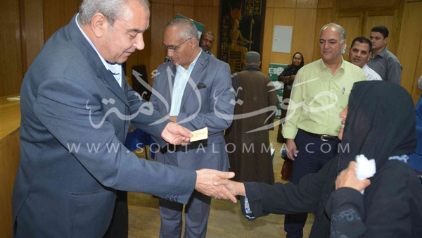 بالصور ...محافظ المنيا يسلم مفاتيح 9 منازل مؤهلة لسيدات معيلات