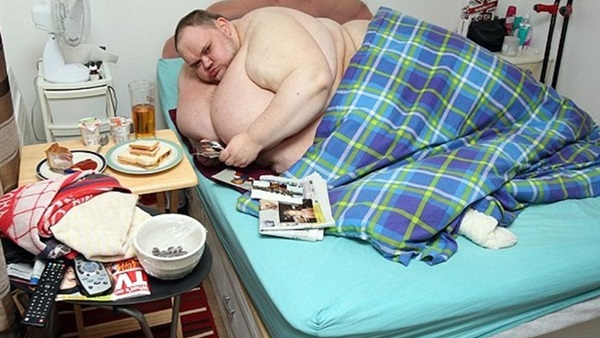 وفاه أضخم رجل في بريطانيا بلغ وزنه أكثر من 423 كيلوجرام