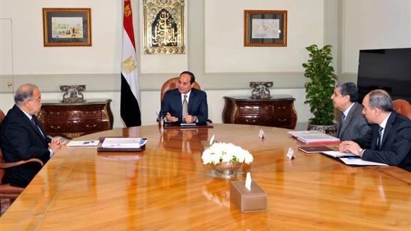 تفاصيل لقاء السيسي مع «إسماعيل» ووزير الكهرباء.. الرئيس ينوه بترشيد الطاقة من أجل المواطنين.. «شاكر» يستعرض تقرير لمعدلات الاستهلاك.. إنشاء محطات جديدة وإدخالها للخدمة.. ومطالب بتعريف العدادات الذكية