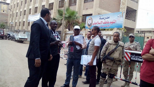 بالصور.. البعثة الدولية لمتابعة الانتخابات تتفقد لجان البدرشين