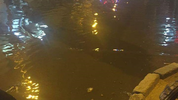 بالصور.. مياه المجارى تحاصر شوارع «السادات» بأسيوط