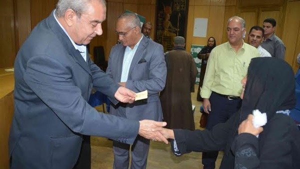 محافظ المنيا يسلم 9 منازل مؤهلة لسيدات معيلات بأبوقرقاص ومطاي