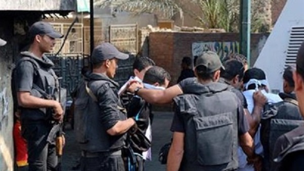 أمن قنا يضبط اثنين من المتهمين في قضايا السرقة بالإكراه