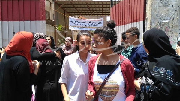 بالصور.. «انهيار وبكاء » طالبات عين شمس بعد الخروج من «التاريخ»