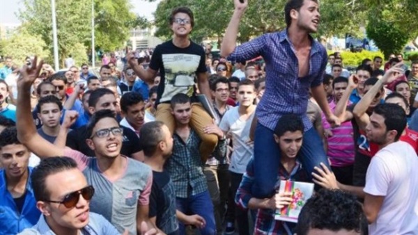 طلاب الثانوية يعلنون التظاهر أمام مدرسة «المنيرة» بالملابس السوداء