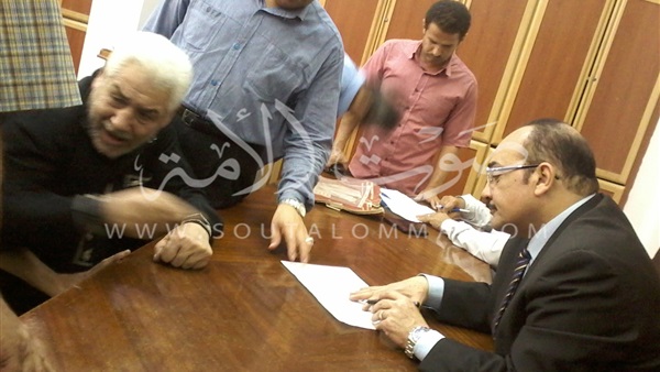 بالصور..محافظ القليوبية يستقبل أهالي المحافظة لحل مشاكلهم