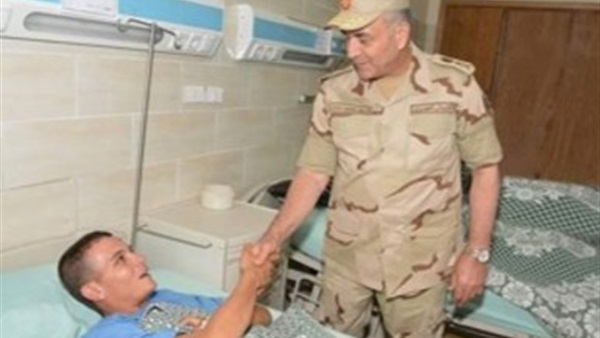 رئيس الأركان يزور المصابين بالمستشفيات العسكرية بمناسبة العيد