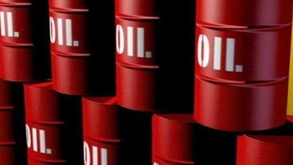 النفط يتراجع بفعل الطلب الضعيف