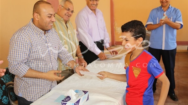 بالصور.. محافظ المنوفية يقدم هدايا وعيدية للأيتام بمؤسسة تربية البنات