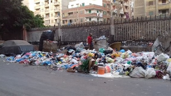 بالصور.. القمامة تطفىء أفراح «عروس البحر المتوسط» قبل العيد.. روائح كريهة تجتاج شوارعها.. الإهمال يثير غضب الأهالى.. مساعى لإيجاد حلول مبتكرة للتغلب على الأزمة.. و«المحافظ» يتهم «نهضة مصر» بالتقصير 
