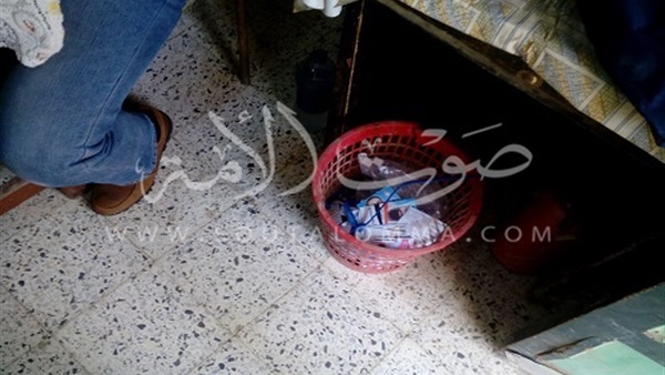 رئيس لجنة ببني سويف يطالب الناخبين بالتخلص من البطاقات الدعائية في "سلة القمامة"