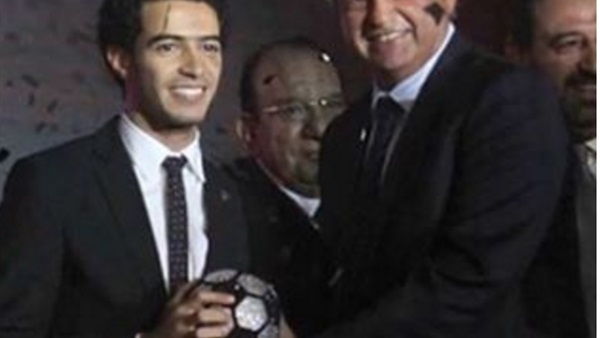 عمر جابر يهدي جائزة أفضل لاعب لشهداء الزمالك