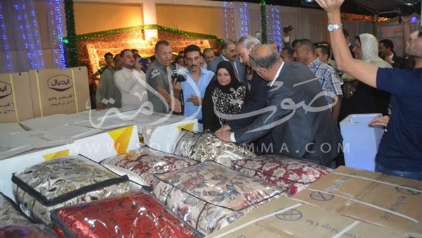 بالصور.. محافظ المنيا يسلم 125 جهاز عروسة للفتيات اليتيمات