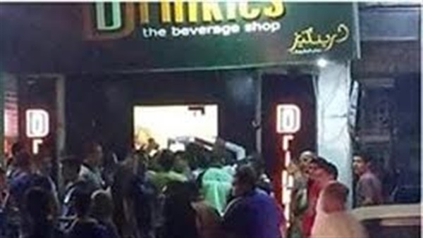بالصور.. تزاحم العشرات على محلات بيع الخمور بالمحلة