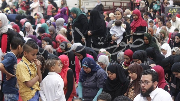 بالصور.. الآلاف يؤدون صلاة عيد الفطر بمسجد «عمرو بن العاص»