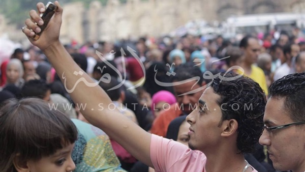 بالصور.. «السيلفى» يتصدر المشهد بعد صلاة العيد بـ«عمرو بن العاص»