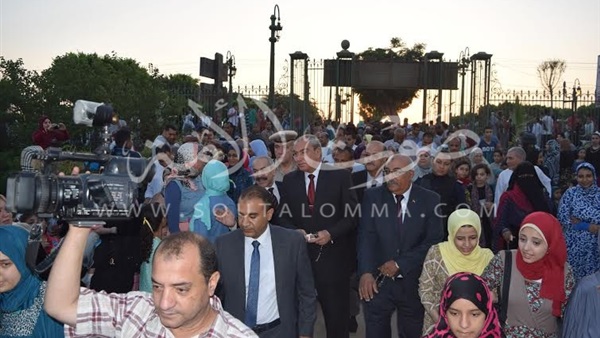 بالصور ..محافظ  المنيا يؤدي صلاة العيد بساحة المدرسة العسكرية