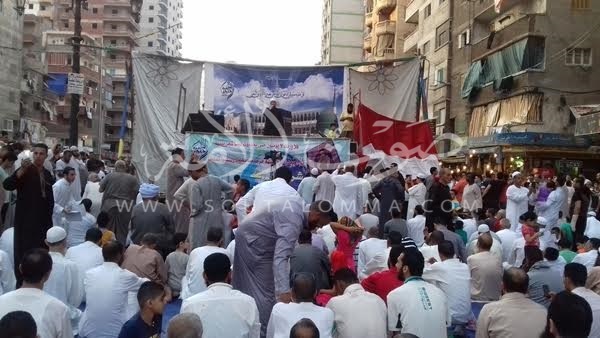 بالفيديو والصور.. الآلاف من المصليين يؤدون صلاة العيد بالإسكندرية